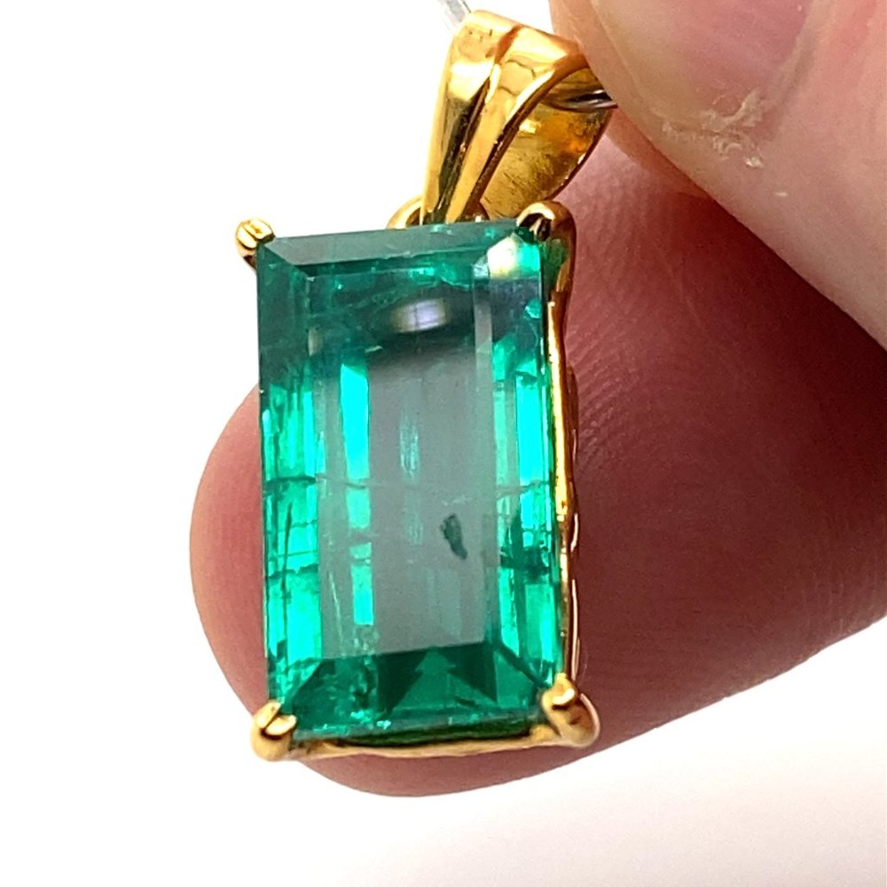 Emerald 9.90ct Solid 18K Yellow Gold Pendant